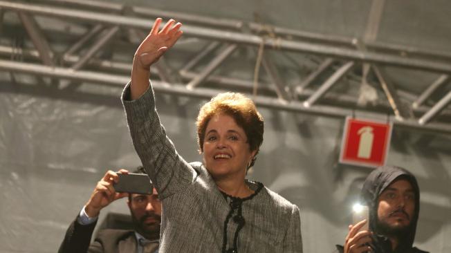 La expresidenta Dilma Rousseff (foto) fue destituida de su cargo por maquillar cuentas fiscales. La reemplazó su vicepresidente, Michel Temer, quien no ha podido ganar algo de popularidad.