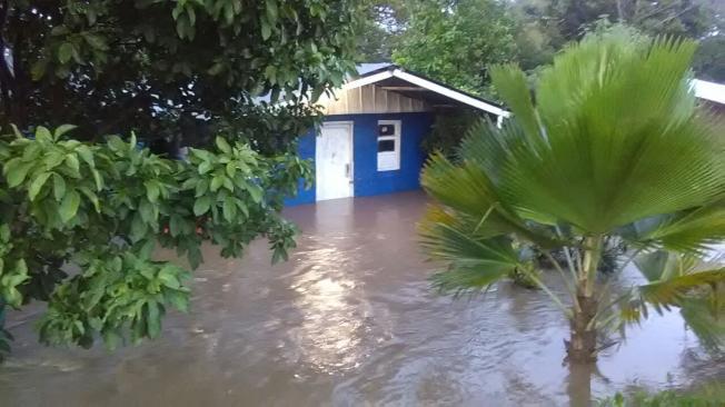 En las poblaciones de En Puente Bomba (Dibulla) y Pelechua (Riohacha), varias familias tuvieron que ser evacuadas en horas de la madrugada de este viernes, tras el desbordamiento del río Tapías.