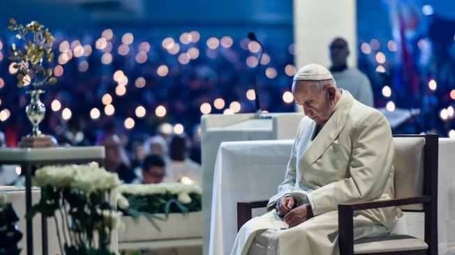El papa Francisco oró ante la Virgen de Fátima en la capilla de las apariciones, antes de iniciar el rezo del rosario con los feligreses.