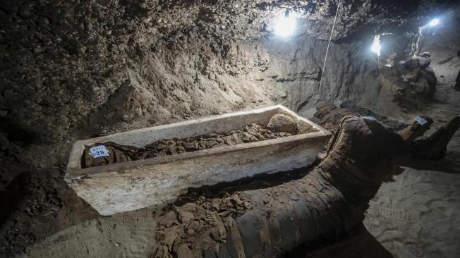 Las momias descubiertas podrían datar del periodo tardío (712-332 a. C.), según el comunicado.