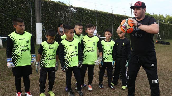 Alexis Viera, hace un año, con los niños que está preparando en el fútbol.