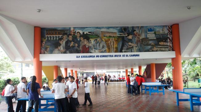 El apoyo formativo a estudiantes de escasos recursos de Medellín y el área metropolitana es una de las acciones de proyección social del colegio.
