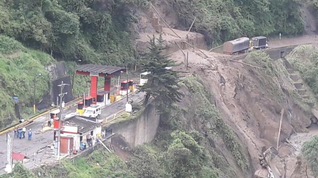 La creciente de la quebrada Perales, en el alto de La Línea, mantiene taponada la carretera Ibagué-Armenia. bar