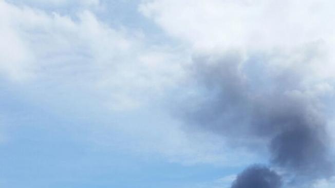 La nube de humo se divisa sobre Cartagena. Al parecer, hubo una explosión en la zona industrial.