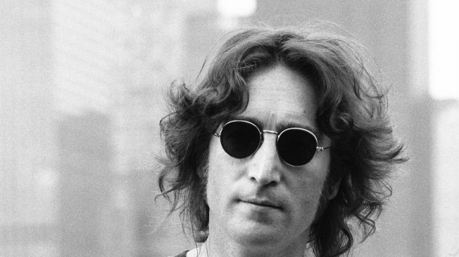 El británico John Lennon (en la esquina izquierda inferior) hizo parte del célebre grupo The Beatles. A sus 40 años, en 1980, murió asesinado a balazos por un fanático cerca de su vivienda en Nueva York.