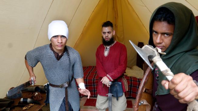 Los miembros de Skjôldung recrean una aldea vikinga del siglo XX como propuesta de un museo vivo e historia práctica.
