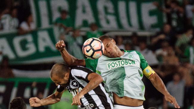 Alexis Henriquez (izq.), de Atlético Nacional, disputa el balón aéreo con Roger, de Botafogo, en una de las jugadas del partido de Copa Libertadores.