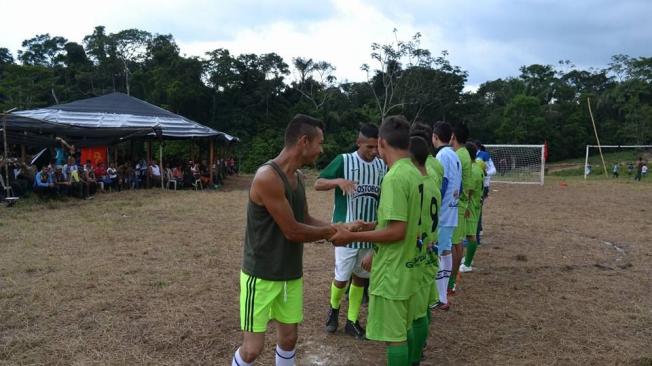Partido de fútbol entre guerrilleros de las Farc en la Zona Veredal Transitoria de Colinas, Guaviare.
