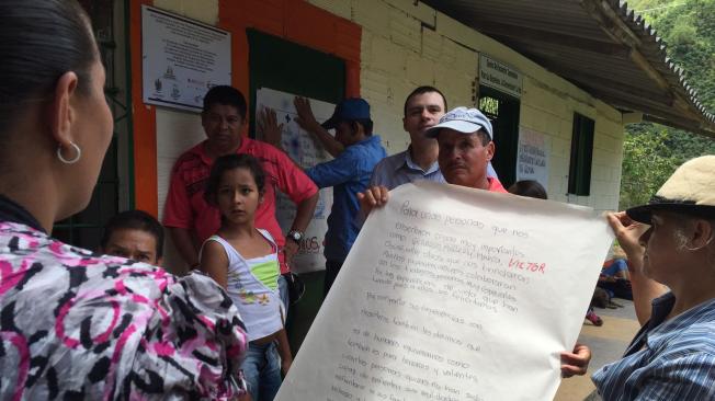 Habitante de la vereda Bolívar leyendo la carta de aceptación del perdón ofrecido por los victimarios.