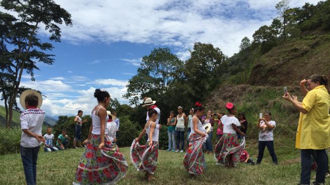 Al final de la jornada de perdón en Ciudad Bolívar, los niños ofrecieron una muestra folclórica en las montañas de la tierra de arrieros.
