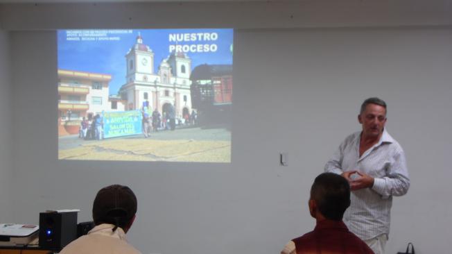 Jaime Montoya compartiendo la experiencia de resistencia de su comunidad en Granada ante otros sobrevivientes del conflicto armado en Antioquia.