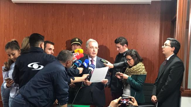 Uribe leyó el documento de retractación a la salida de la conciliación en la Corte Suprema.