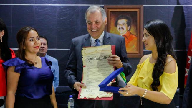 Momento en el que el exprocurador Alejandro Ordóñez recibe la orden Luis Carlos Galán, en la Asamblea de Santander.