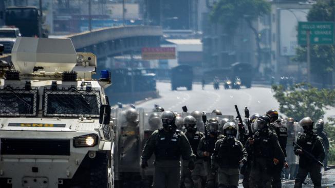 La policía recorre las calles de Caracas en medio de las recientes manifestaciones en Venezuela.