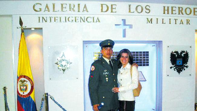 El sargento era de Aguadas (Caldas). Aquí con su esposa en una sede de las FF. MM.