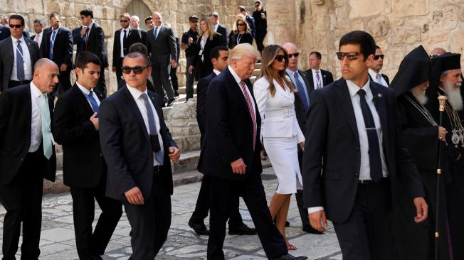 Donald Trump en el Muro de los Lamentos, junto con su esposa Melania.