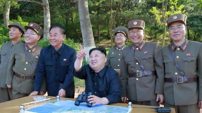 El régimen de Kim Jong-un (c) ha aumentado los lanzamientos de misiles y lo ha fortalecido, según se pudo determinar por el último lanzamiento del domingo