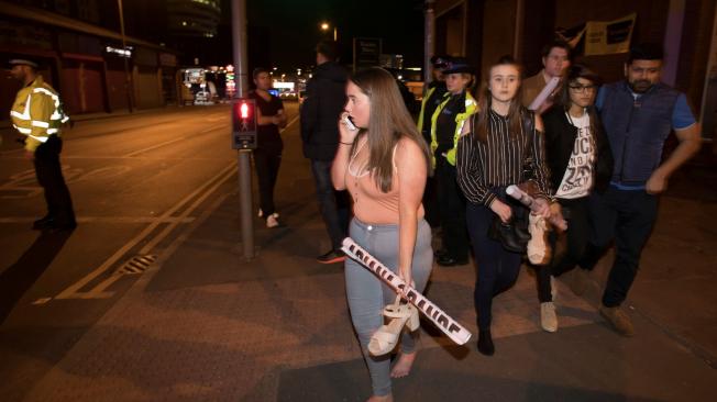 Ataque en Manchester deja 23 muertos, incluido el terrorista, y 59 heridos. Había muchos jóvenes en el concierto de Ariana Grande.