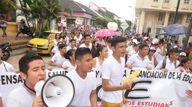 Villavicencio también alzó su voz en las calles por los derechos de los maestros.