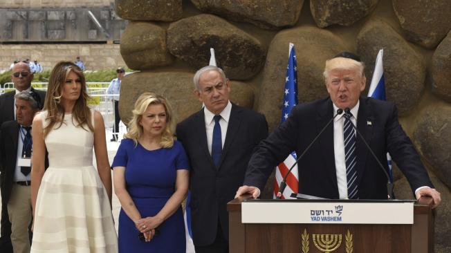 Trump (d); la primera dama, Melania (i); el primer ministro israelí, Benjamin Netanyahu y su esposa, Sara, en el Museo del Holocausto.