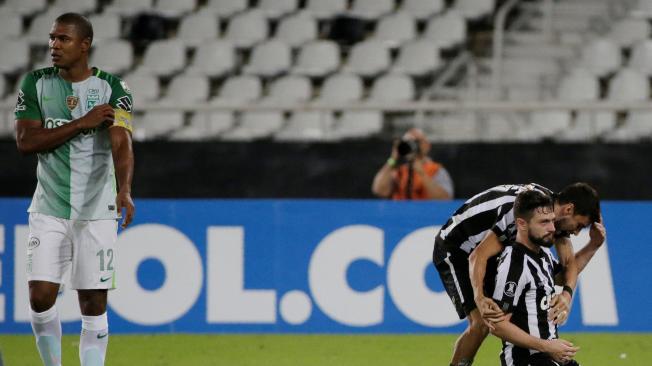 Alexis Henríquez (izq.) se lamenta por perder con Botafogo.