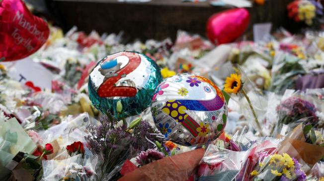 Adornos: bombas y flores, que no solo rinden homenaje a las víctimas del ataque en Londres sino que son apropiadas para las edades en las perecieron las mismas.