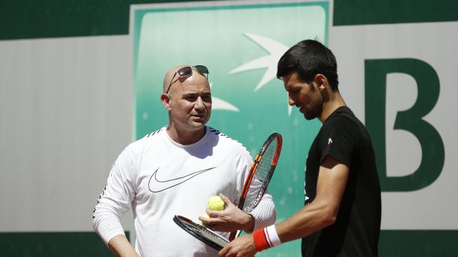 Novak Djokovic entrena para Roland Garros.