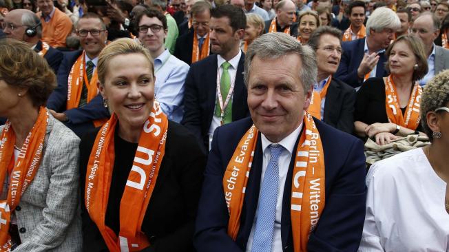 El expresidente alemán Christian Wulf asistió, junto a su esposa, al evento que protagonizaron Merkel y Obama.