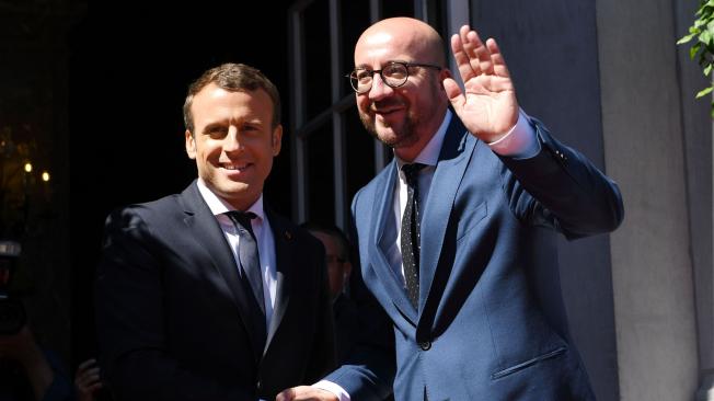 Antes de reunirse con Trump, el presidente francés, Emmanuel Macron (i), se reunió con el primer ministro belga, Charles Michel.