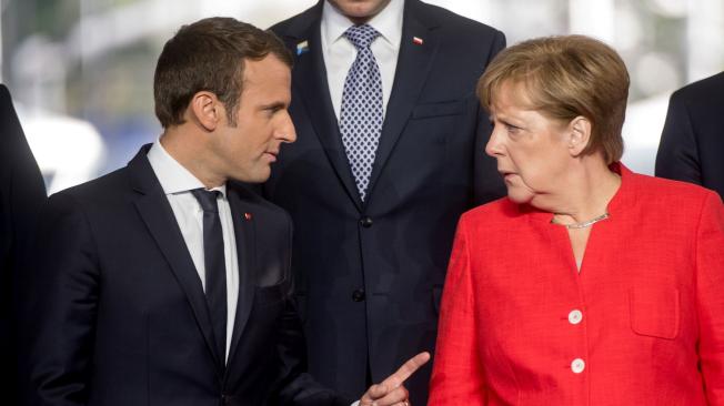 En la cumbre de la Otán, Macron se reunió con la canciller alemana, Angela Merkel.