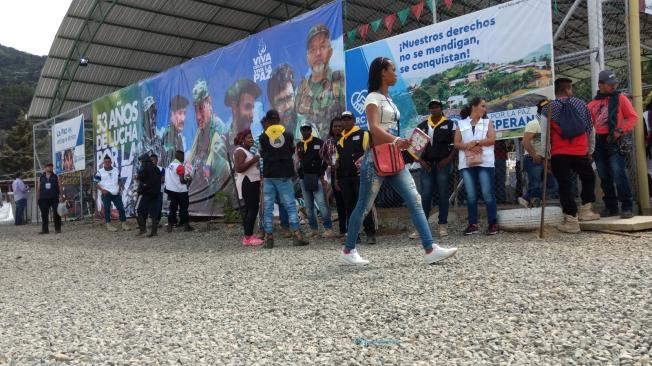 En La Elvira, Cauca, los guerrilleros de las  Farc interactúan con civiles.