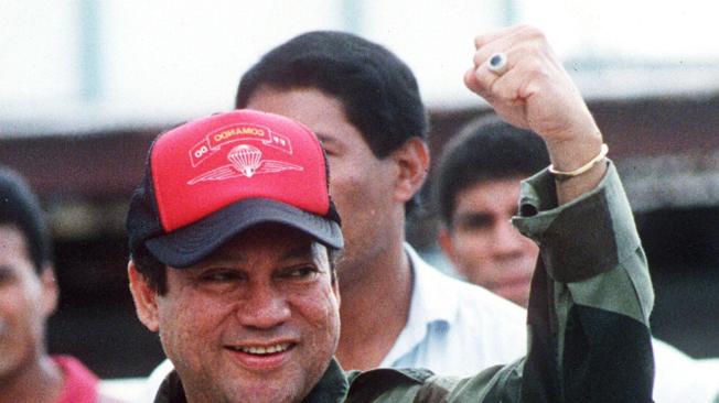 El exgeneral Manuel Noriega, se despidió al dejar su cuartel general en la ciudad de Panamá tras un fallido golpe contra él