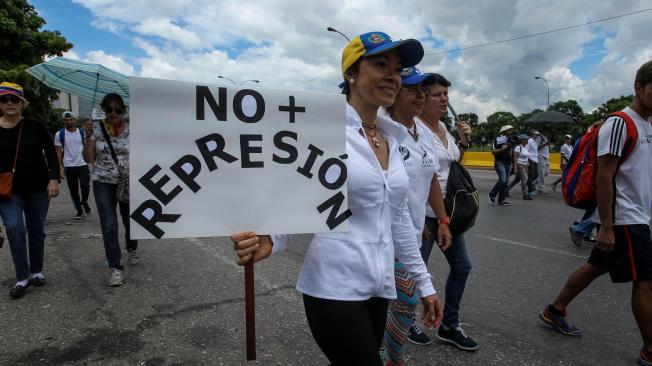 La fiscal general de Venezuela y la oposición de ese país culpan a las fuerzas de la Guardia Nacional y de las Milicias Bolivarianas de las muertes que se han presentado hasta ahora.