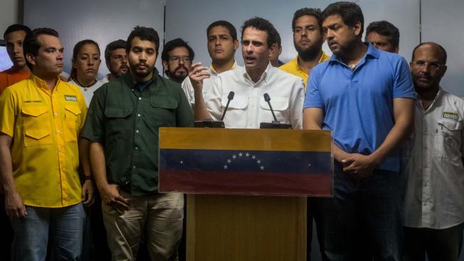 El líder opositor Henrique Capriles dijo que fueron alertados de un supuesto plan para atacar las embajadas en el país, lugares a los que pensaba llegar la oposición este martes.