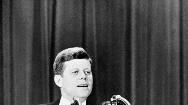 Las palabras de Trump contra los alemanes, contrastan con las pronunciadas por el entonces presidente John F. Kennedy (foto) en 1963, cuando frente al muro de Berlín dijo que era un berlinés.
