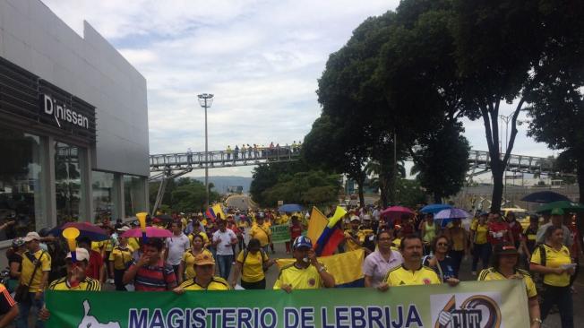 Maestros en Bucaramanga, durante la marcha de este miércoles.