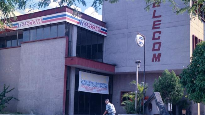 En el 2001, también Telecom llegó a su fin luego de varias movidas empresariales. Se fusionaron Telefónica Móviles Colombia, que manejaba a Movistar, y Colombia Telecomunicaciones, que tenía a Telefónica Telecom. Así, la razón social de la compañía quedó como Colombia Telecomunicaciones, en tanto que la marca comercial para todos los servicios se acuñó como Movistar. La marca institucional se denominó Telefónica.