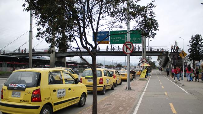 Según la web de la Secretaría de Movilidad, el taxi de placas VDS404 (izq.) tiene un comparendo por 344.700 pesos por estacionar en un sitios prohibidos.