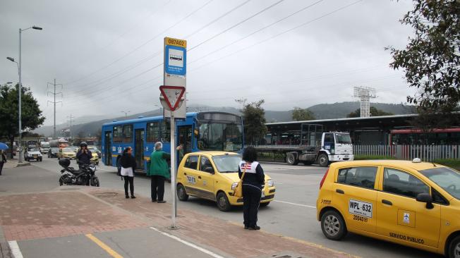Es común ver a los buses del SITP recoger y dejar pasajeros en plena vía vehicular