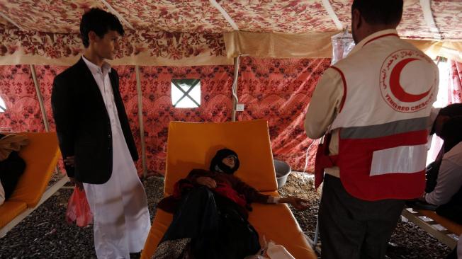 La Media Luna Roja se encarga de atender a varios pacientes en la capital de Yemen, en uno de los peores brotes de cólera en el país.