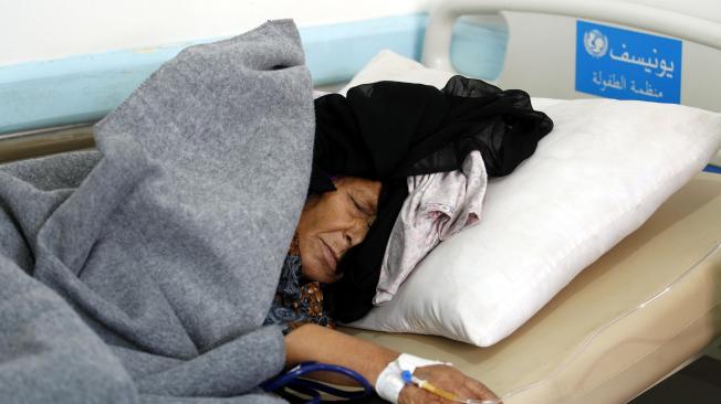 Una mujer yemení infectada por el cólera recibe tratamiento en un hospital en medio del brote de cólera en Saná, capital de Yemen,
