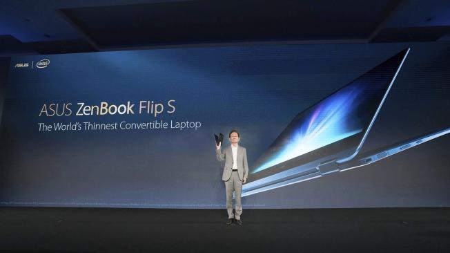 El presidente de ASUS, Jonney Shih, presenta el ZenBook Flip S, un equipo ultra fino y ligero con el que busca superar a marcas como Dell, HP y Apple.