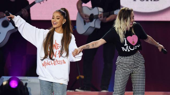 Miley Cyrus hizo parte de la plantilla de invitados que acompañaron a Ariana Grande durante el concierto.
