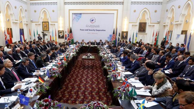 Los miembros de la delegación extranjera escuchan mientras el Presidente afgano, Ashraf Ghani, quien pronuncia un discurso durante una conferencia sobre cooperación en paz.