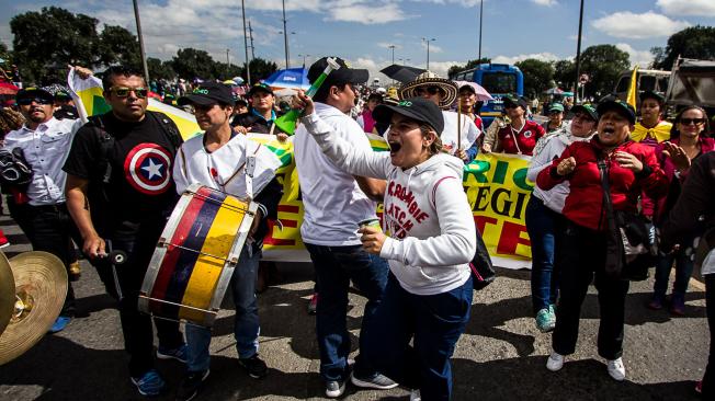 Desde diferentes partes del país llegaron a Bogotá miles docentes del magisterio este martes. Llevan 27 días de paro.