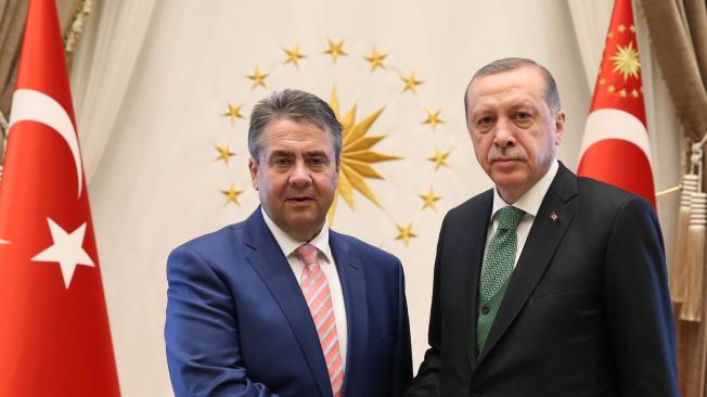 Pese a la visita del ministro de Relaciones Exteriores alemán, Sigmar Gabriel (i), a Turquía, donde se reunió con el presidente Erdogan (d), no se pudo llegar a un acuerdo.