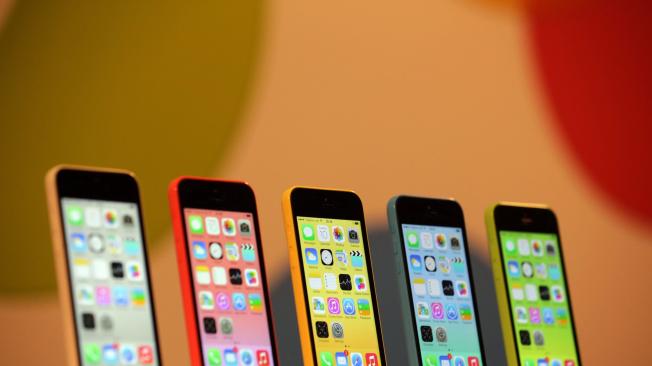 El iPhone 5C se lanzó en septiembre de 2013 y fue conocido desde sus inicios como el iPhone barato, debido que la carcasa es de plástico. Posee una pantalla Retina de 4 pulgadas, cámara trasera de 8 megapíxeles, cámara frontal FaceTime HD, 16GB o 32GB de almacenamiento interno. Este teléfono se puede conseguir de segunda por un precio aproximado de 800.000