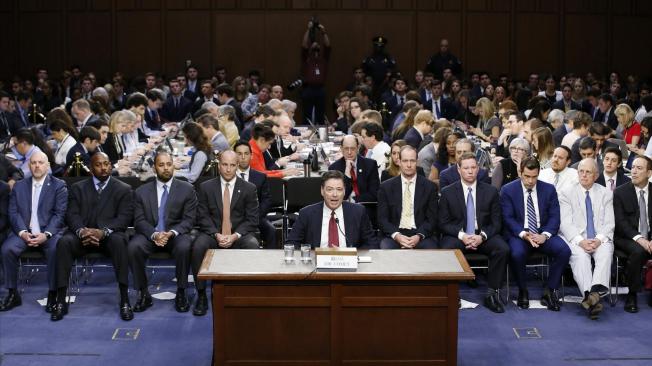 Momentos en que el exjefe del FBI James Comey declaró en audiencia pública abierta en el Congreso.