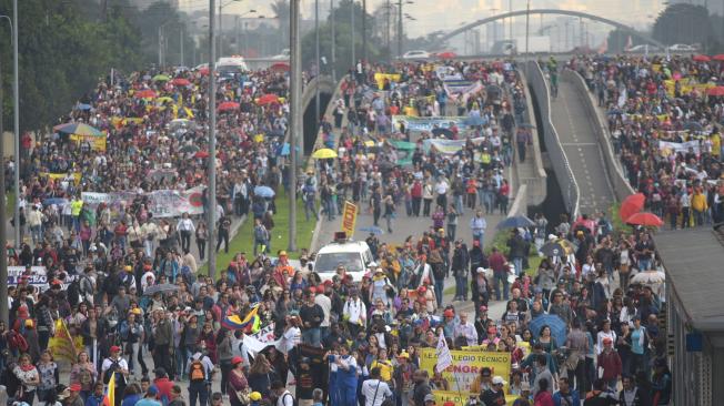 Más de 3.500 docentes marcharon solo en Bogotá, mientras que en Sibaté y Mosquera fueron otros 2.000.
