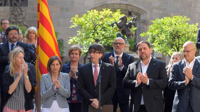 El presidente regional catalán, Carles Puigdemont, al momento de anunciar que su comunidad autónoma hará un referendo secesonista.
